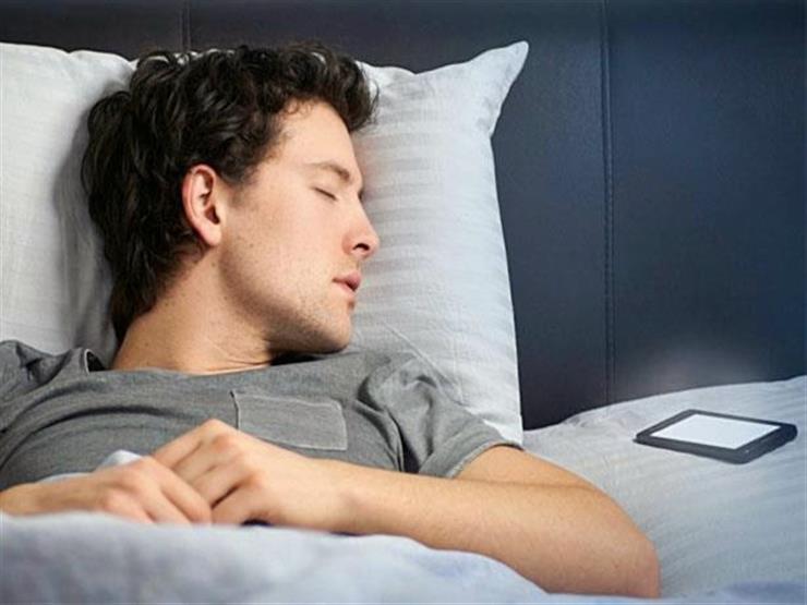 كيف يؤثر النوم بجانب "الموبايل" على جسمك؟ | مصراوى
