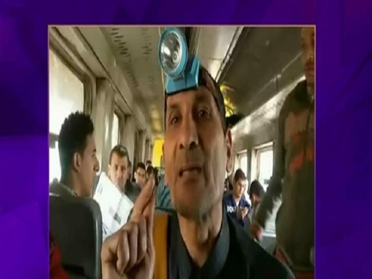 طبيب منوفي يجري الكشف على ركاب قطار مجانًا - فيديو