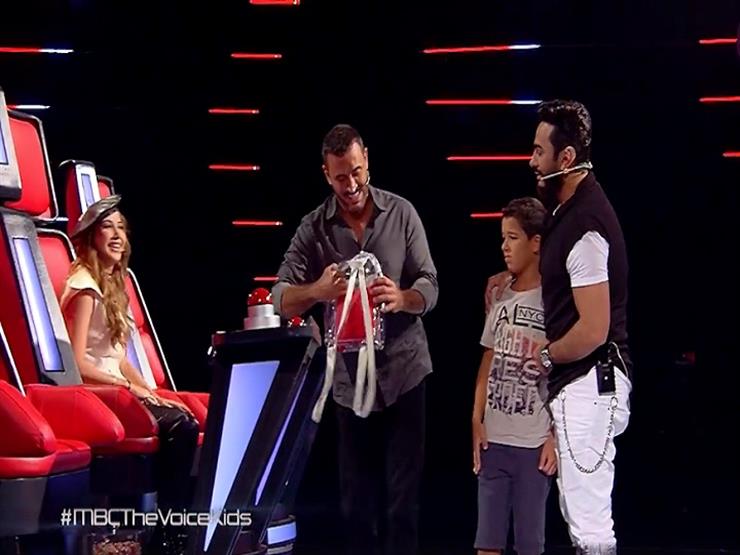 "شنطة" نانسي عجرم تُثير مواقف كوميدية في "the voice kids" - فيديو