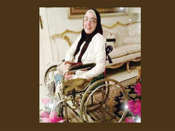 يارا أحمد طالبة بحقوق عين شمس ترفض كليتها امتحانها بنظام الدمج رغم الإعاقة - فيديو