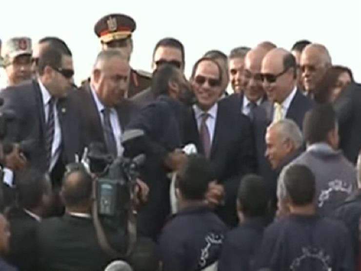 صيَاد يُقبل الرئيس السيسي أثناء جولته بالإسماعلية - فيديو