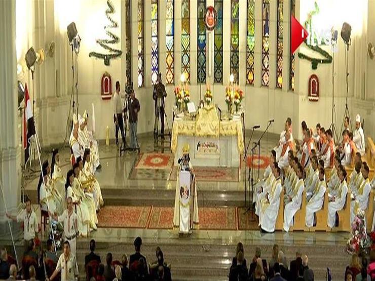 الأقباط الكاثوليك يؤدون قداس عيد الميلاد في كاتدرائية العذراء - فيديو