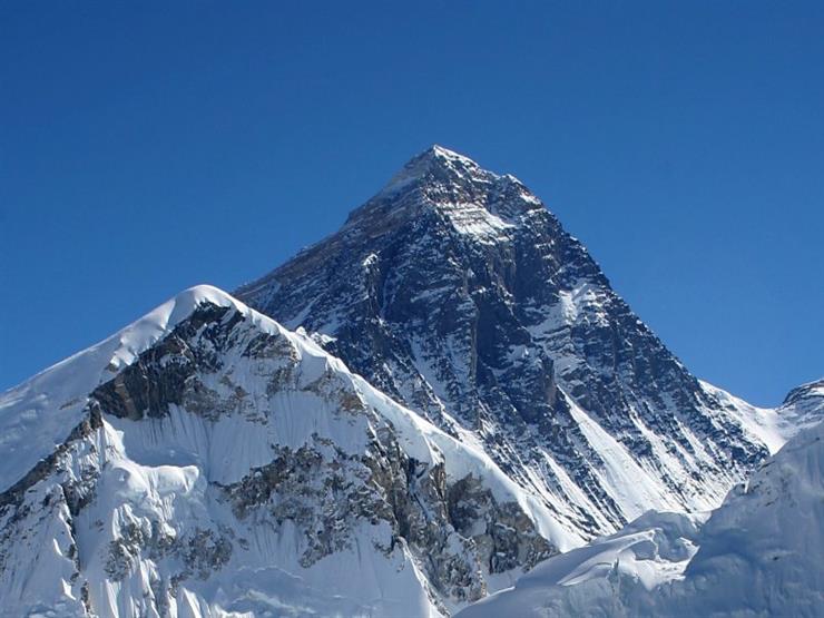 للمرة الثلاثين.. مرشد جبال نيبالي يتسلق جبل إيفرست