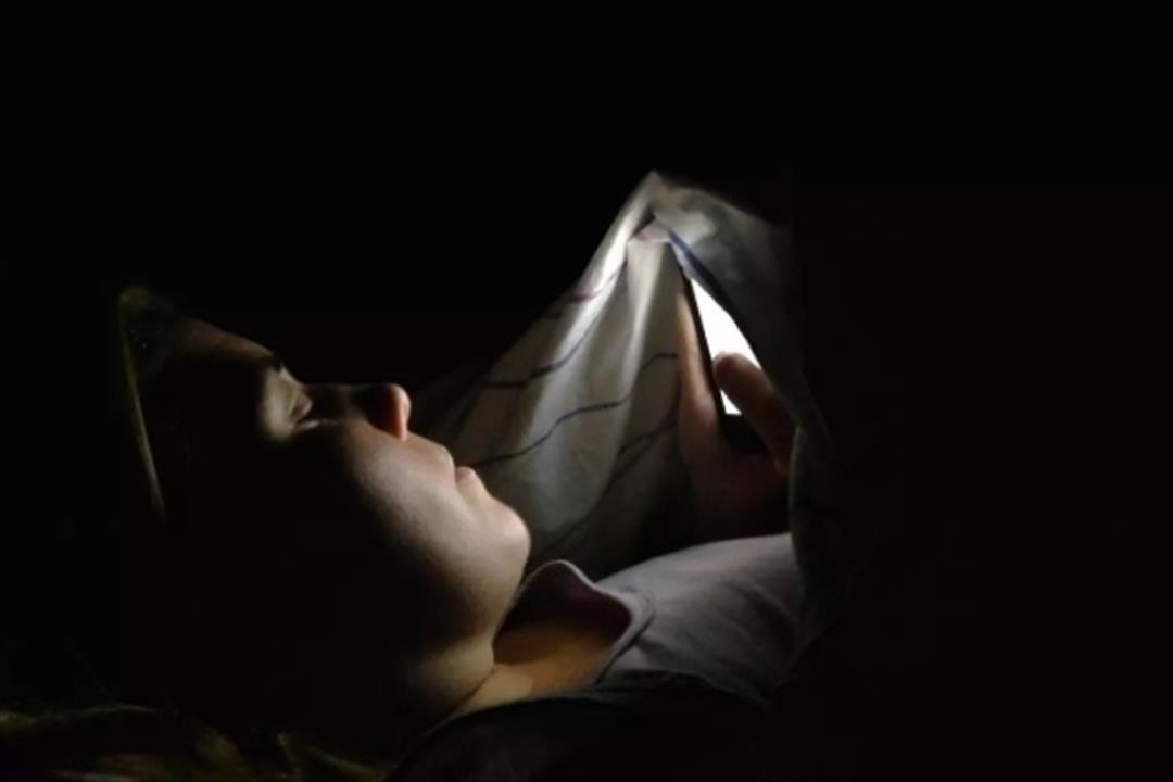 هذا ما يحدث لعينك عند استخدام «الموبايل» في الظلام