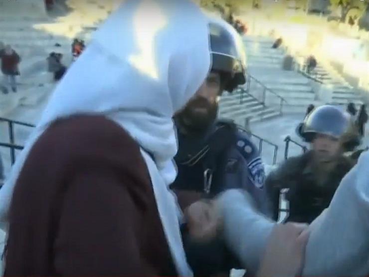 بالفيديو.. قوات الاحتلال الإسرائيلي تضرب فتاة فلسطينية