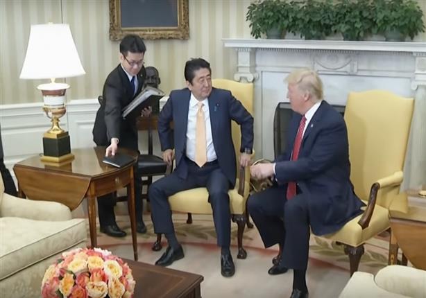 لقطة كوميدية بين ترامب ورئيس الوزراء الياباني - فيديو