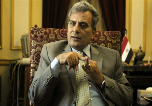 رئيس جامعة القاهرة يعتذر على الهواء عن فيديو تسميم الكلاب