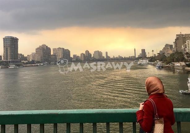 "هي".. قررت وحدها مراقبة المطر من أعلى كوبري عباس - (صورة) "هي".. قررت وحدها مراقبة المطر من أعلى كوبري عباس - (صورة)