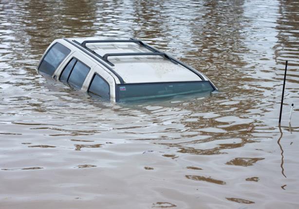 بالفيديو.. الفيضانات تبتلع سيارة بركابها في باكستان