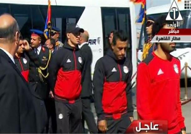 فيديو - السيسي يستقبل منتخب مصر بمطار القاهرة 