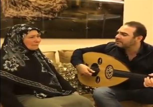 بالفيديو - وائل جسار يغني " ست الحبايب" ووالدته تبكي 