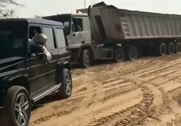 بالفيديو.. ولي عهد دبي يسحب شاحنة عملاقة علقت في الرمال