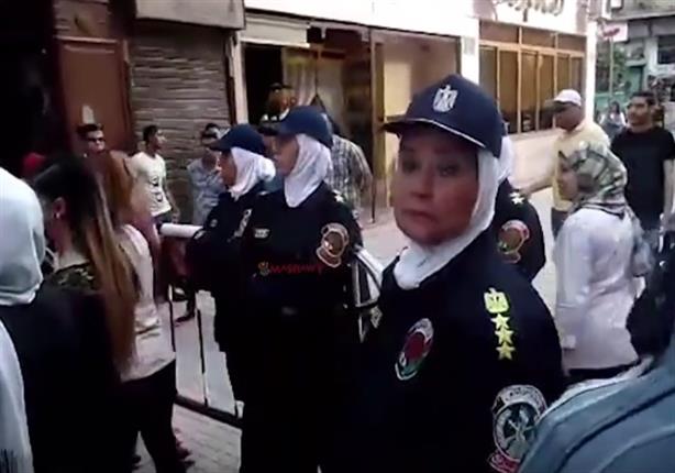 الشرطة النسائية تنظم عمليات الدخول والخروج بسينمات وسط البلد 