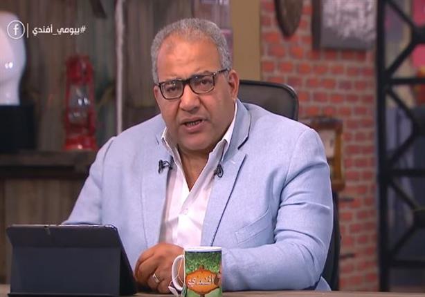 بيومي فؤاد يقدم حلولاً طريفة لأزمة تكدس الفصول في مصر 
