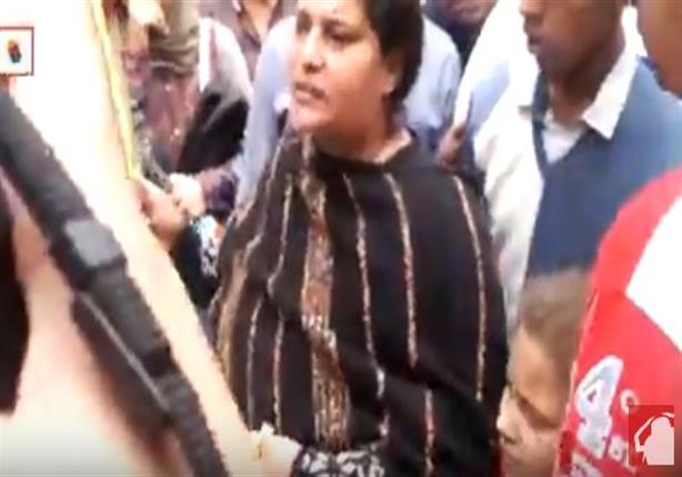 بالفيديو.. سيدة قبطية غاضبة في موقع انفجار طنطا "حرام يا كفرة"