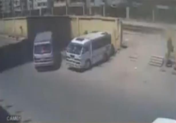 بالفيديو- سيارة تدهس شابًا في حادث مروع بالإسكندرية