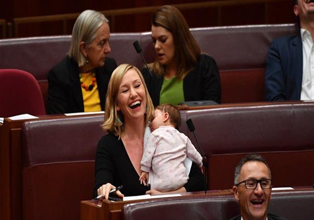 بالصور لأول مرة برلمانية استرالية ترضع طفلتها داخل البرلما مصراوى 