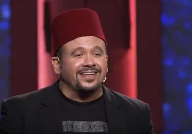 هشام عباس يرتدي "الطربوش" ويغني "امتى الزمان يسمح ياجميل"