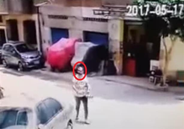 كاميرات المراقبة ترصد محاولة ذبح طالب بالإسكندرية على يد زملائه - فيديو