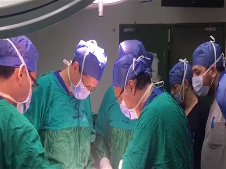 وزير الصحة يجري عملية جراحة لمصابين في حادث المنيا