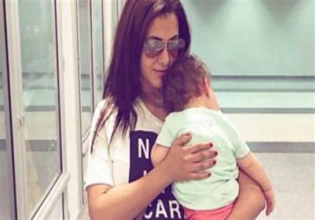 فيديو..دنيا سمير غانم تقلد ابنتها " كايلا "