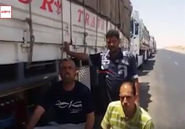 سائقو النقل العالقون في أسوان يرسلون استغاثة إلى مصراوي