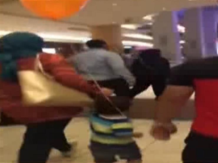 وائل الإبراشي يعرض مقطع فيديو لمحاولة خطف طفل داخل مول شهير