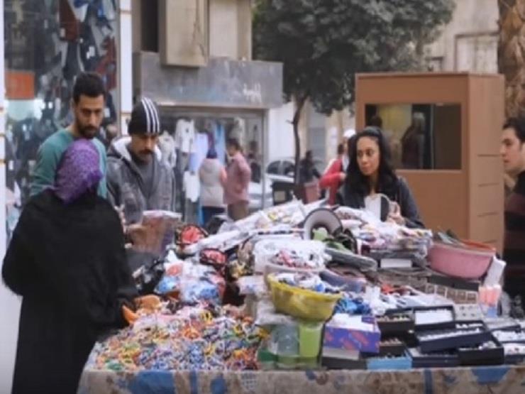 رد فعل المصريين على تاجر يبيع بضاعة إسرائيلية بأحد شوارع القاهرة