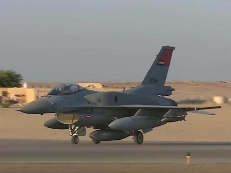 بالفيديو - القوات الجوية المصرية تحبط محاولة تسلل 12 سيارة محملة بالأسلحة على الحدود الغربية 
