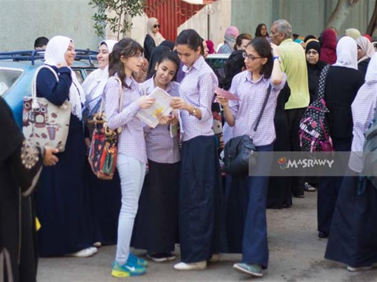 في أول أيام امتحانات الثانوية العامة.. "مراجعة لأخر دقيقة وسيلفي قبل الدخول"