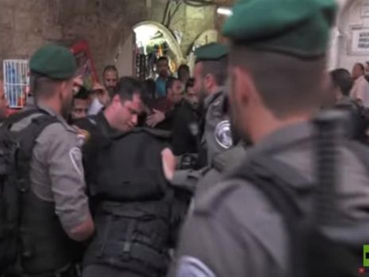 بالفيديو - اشتباكات عنيفة بين الشرطة الإسرائيلية والمصلين في باحات المسجد الأقصى