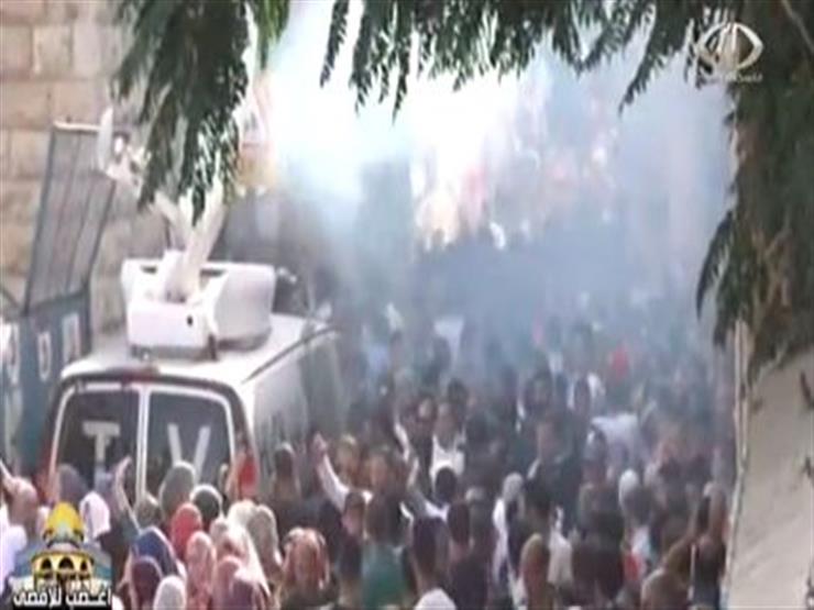 بالفيديو -  قوات الاحتلال تطلق قنابل صوتيه فوق رؤوس المصلين لحظة دخولهم المسجد الأقصى 