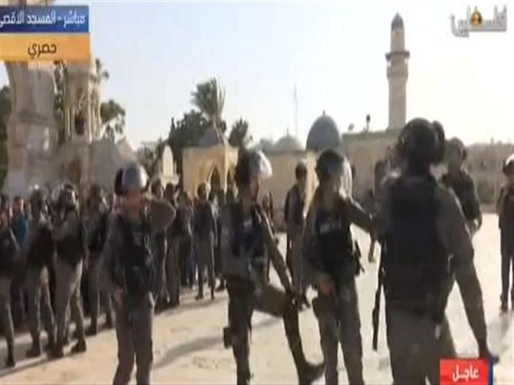 بالفيديو - قوات الاحتلال تقتحم صحن الصخرة المشرفة وتهاجم المصلين 