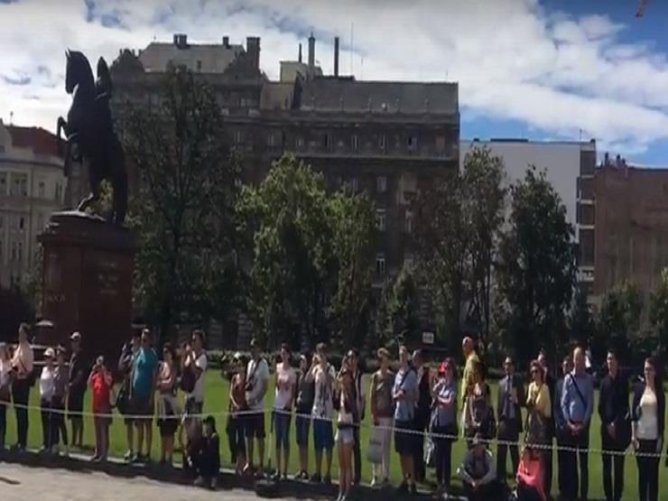 بالفيديو- مواطنون مجريون يصطفون أثناء استقبال السيسي ببوادبست