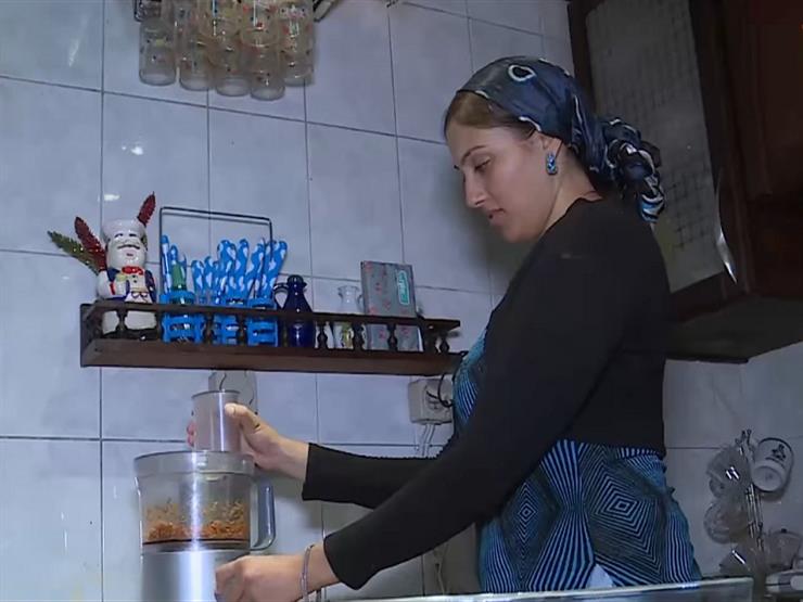 سيدة مصرية تتحدى لسعات قنديل البحر وتقرر أكله - فيديو