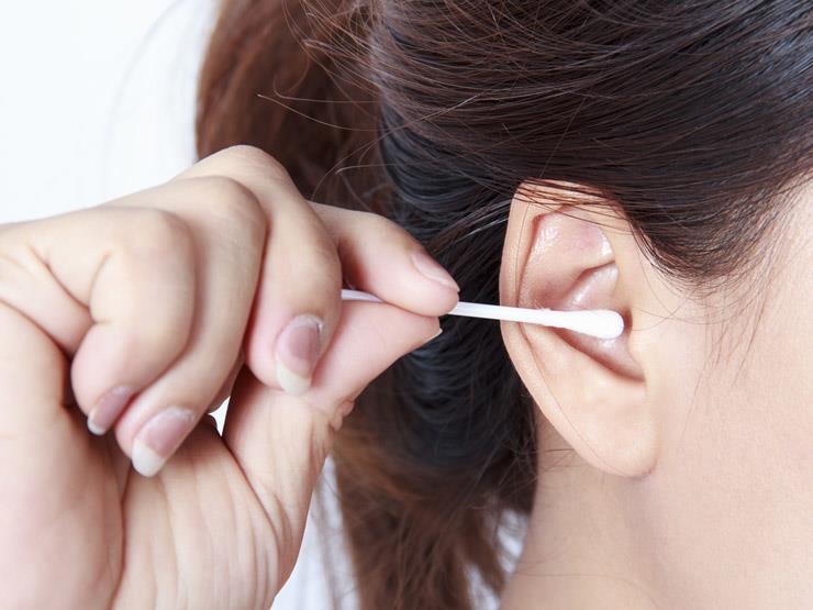 طبيب يحذر من تنظيف الأذن باستخدام أعواد القطن