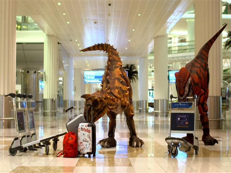 ديناصورات تطارد المسافرين في مطار دبي الدولي- فيديو
