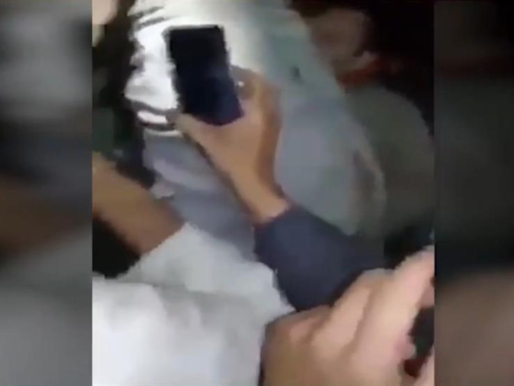 بالفيديو- "حفلة تعذيب" لشاب في سوهاج بتهمة محاولة خطف طفل