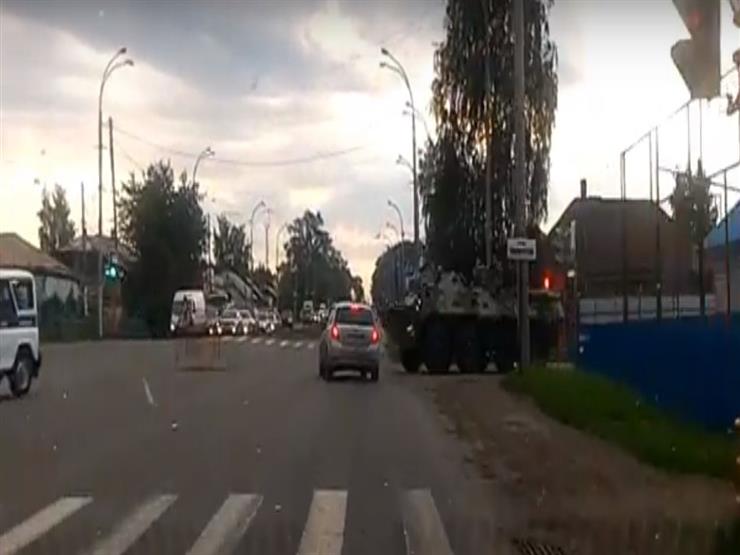 العناية الإلهية تنقذ سيدة بعد اصطدام سيارتها بمدرعة روسية- فيديو