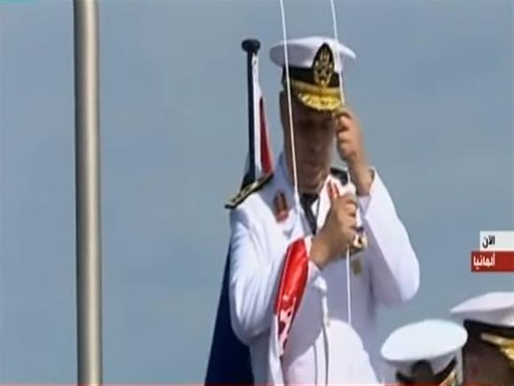 لحظة رفع العلم المصري على الغواصة الثانية من طراز إس 42