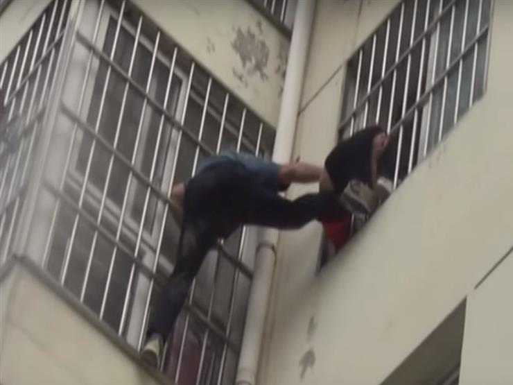 إنقاذ طفلة علق رأسها بين قضبان نافذة –فيديو
