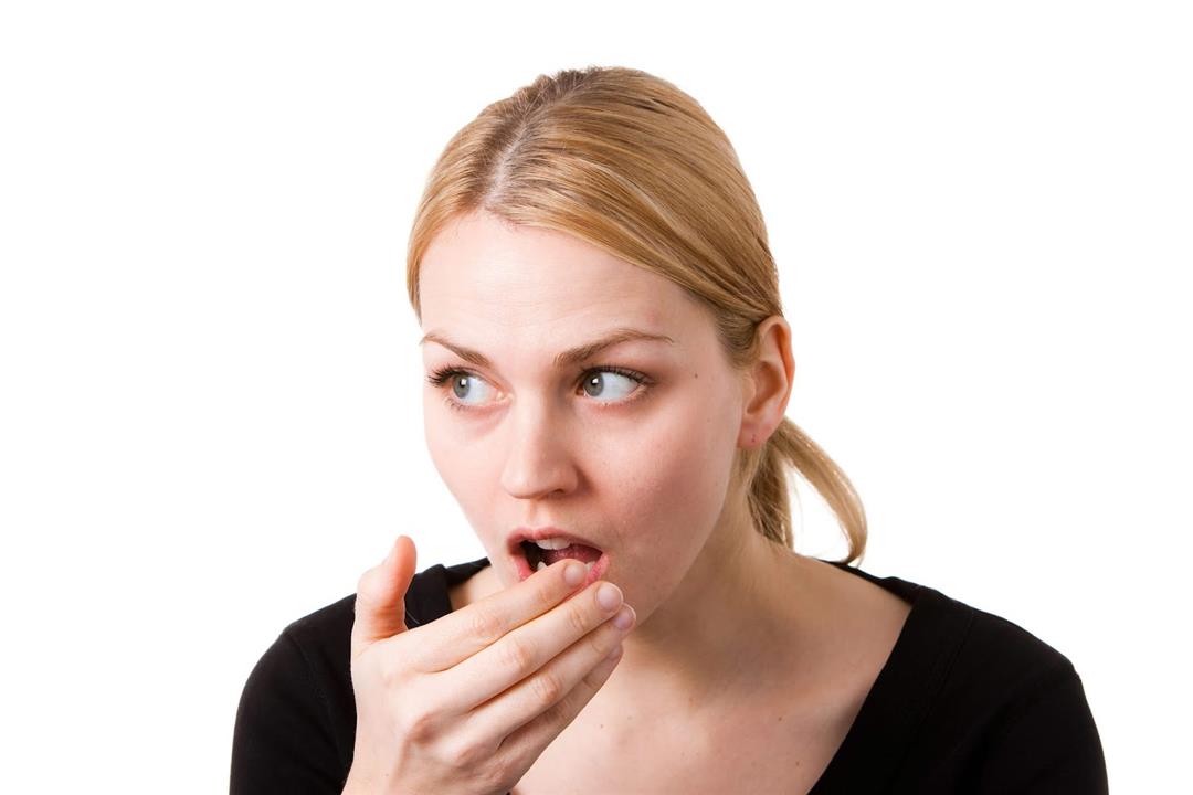 طعامك السبب.. 6 مكونات مسئولة عن رائحة الفم الكريهة 
