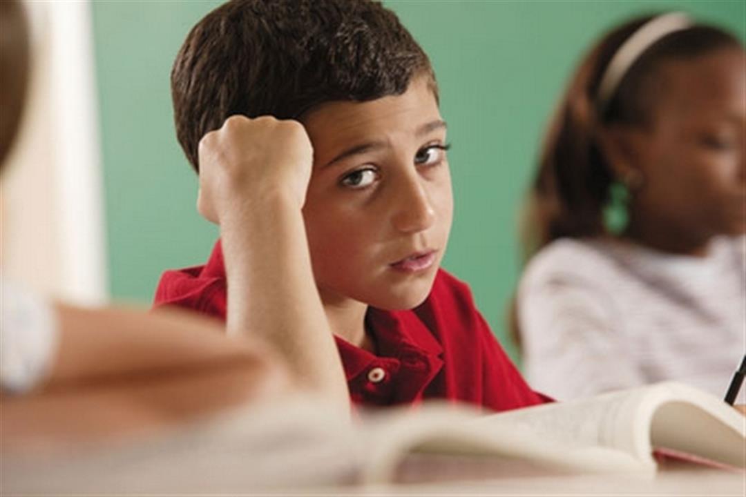 مع دخول المدارس.. كيف تتعاملين مع طفلك الانطوائي؟