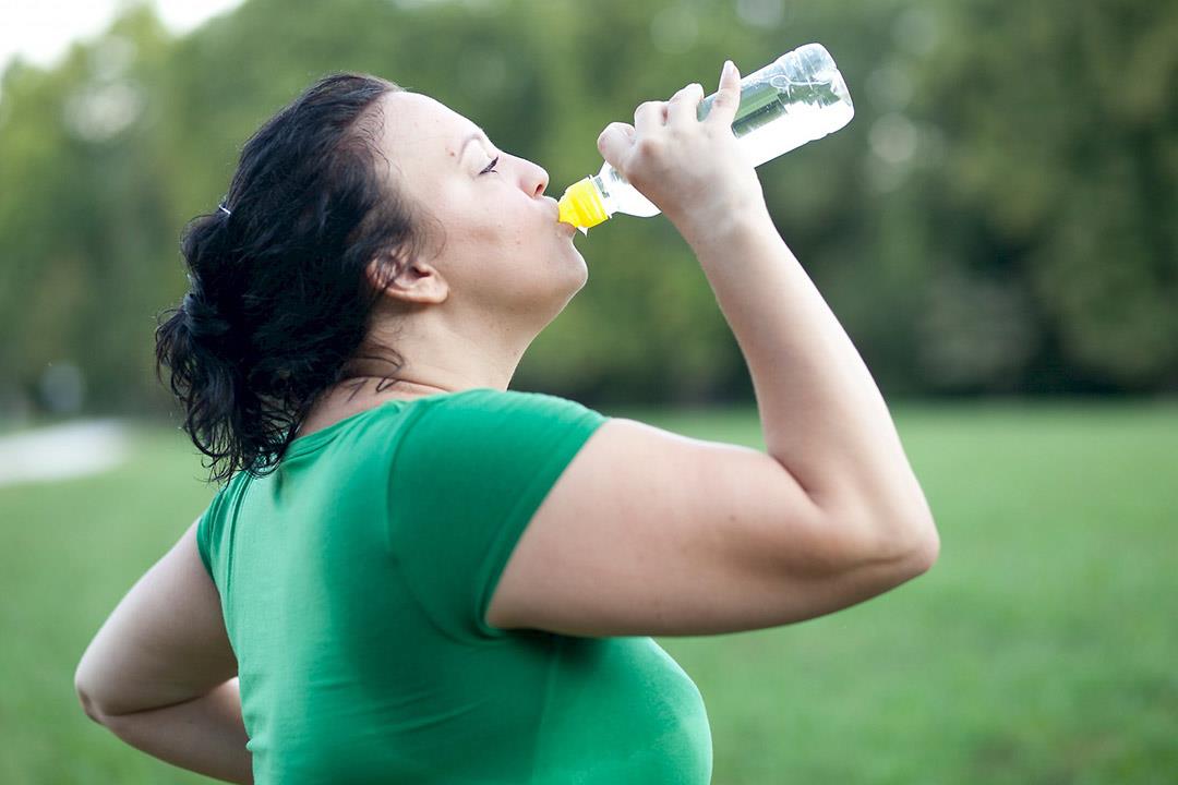 هل شرب الماء الدافئ يساعد على فقدان الوزن؟