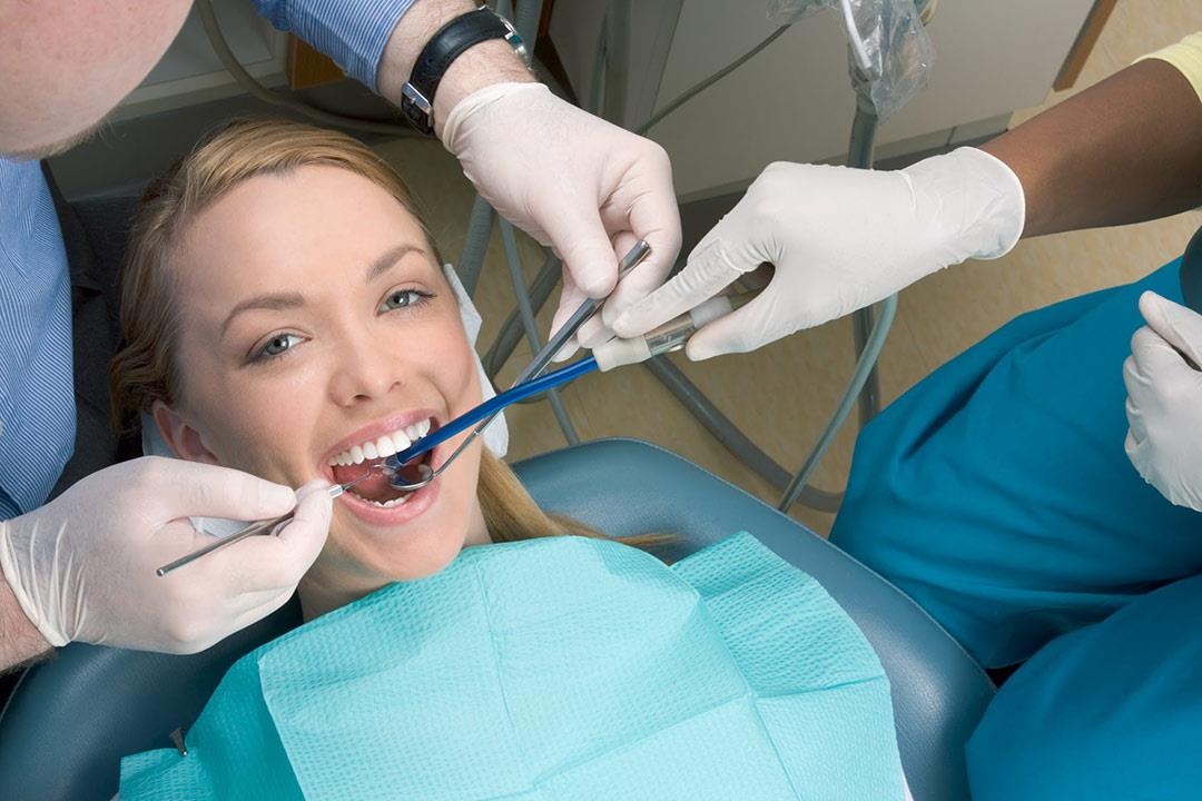 إنفوجراف: 5 أخطاء تسبب تآكل الأسنان