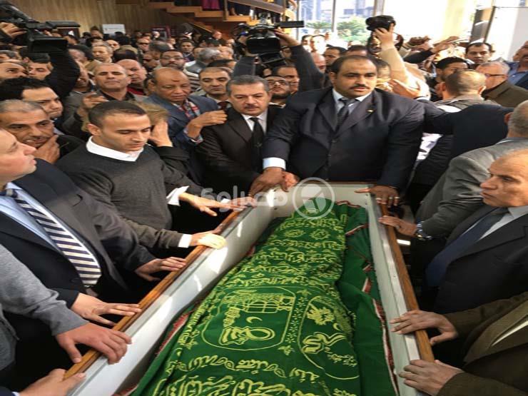 صلاة جنازة الراحل إبراهيم نافع في مسجد عمر مكرم - فيديو