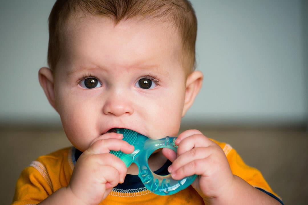 نصائح لحماية أسنان طفلك في «مرحلة التسنين»