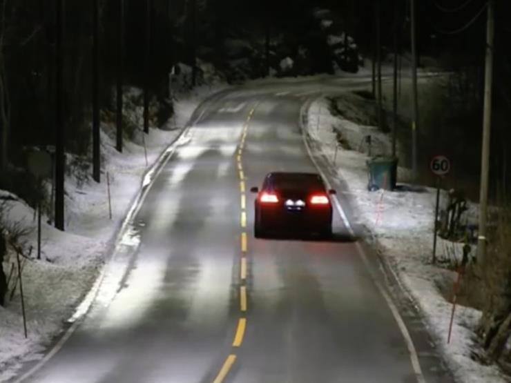 بالفيديو.. النرويج تختبر طريقًا جديدًا يضيء أثناء مرور السيارات فقط