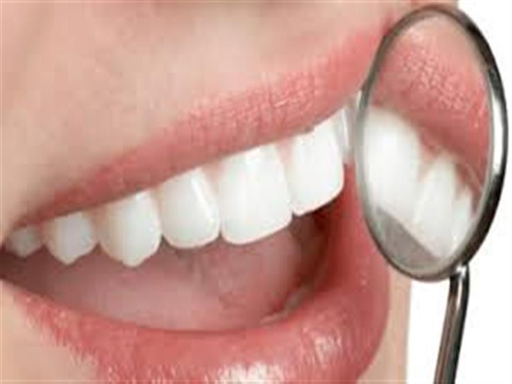 طبيبة تحذر من عادات خاطئة تسبب تآكل الأسنان
