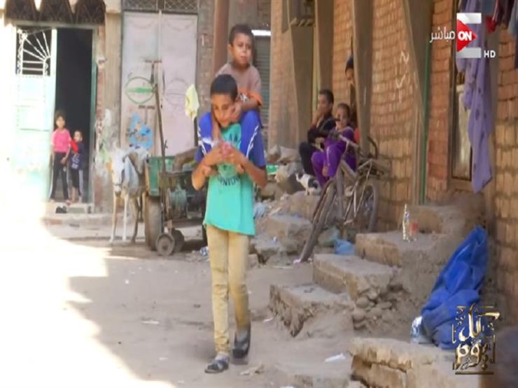 الإبراشي يعرض فيديو لطفل يحمل شقيقه من بني سويف إلى القاهرة لإجراء الغسيل الكلوي